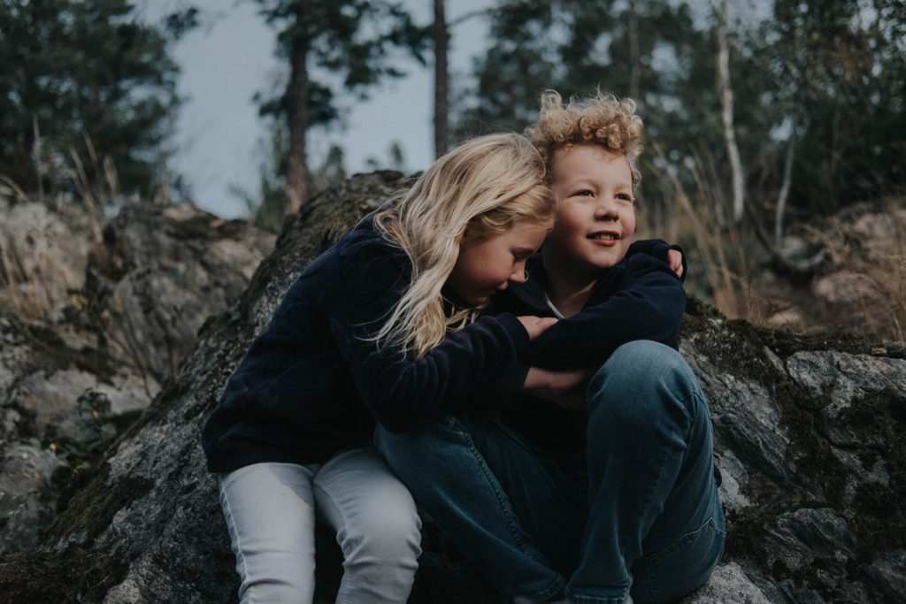 syskonportratt-fotografmissjeni-stockholm-familjefotografering